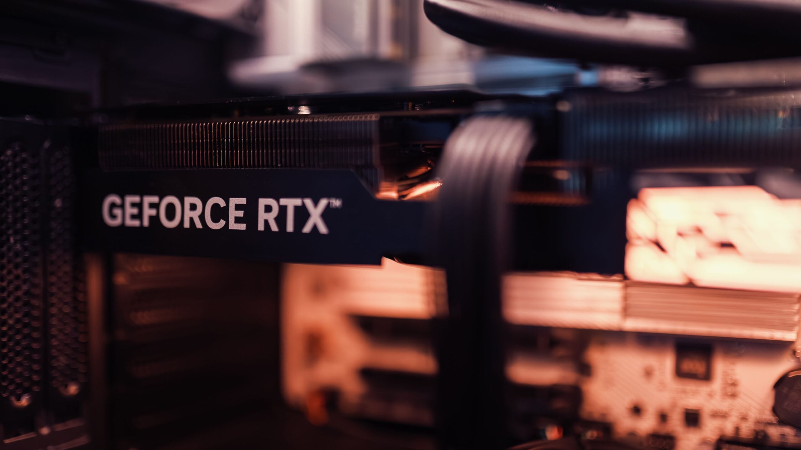 NVIDIA é acusada de alimentar crise de GPUs com chips de IA parados em armazéns